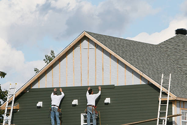 Professional Siding Contractor technician working in Homeworth, OH